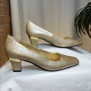 J. Renee’. croc embossed gold-light square toe classic pump - 7